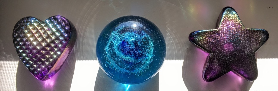 A picture containing indoor, table, cup, sitting

Description automatically generated